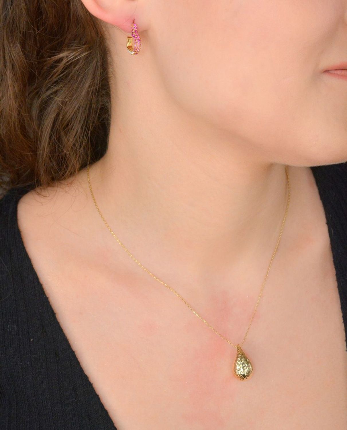 Złoty naszyjnik damski. Złoty naszyjnik z kroplą. Naszyjnik damski złoty próby 375. Naszyjnik damski celebrytka z modnym wzorem. Naszyjnik na prezent (1).jpg